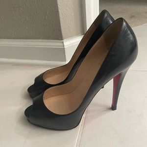 Christian Louboutin Very Privé Peep-Toe Leather Pumps